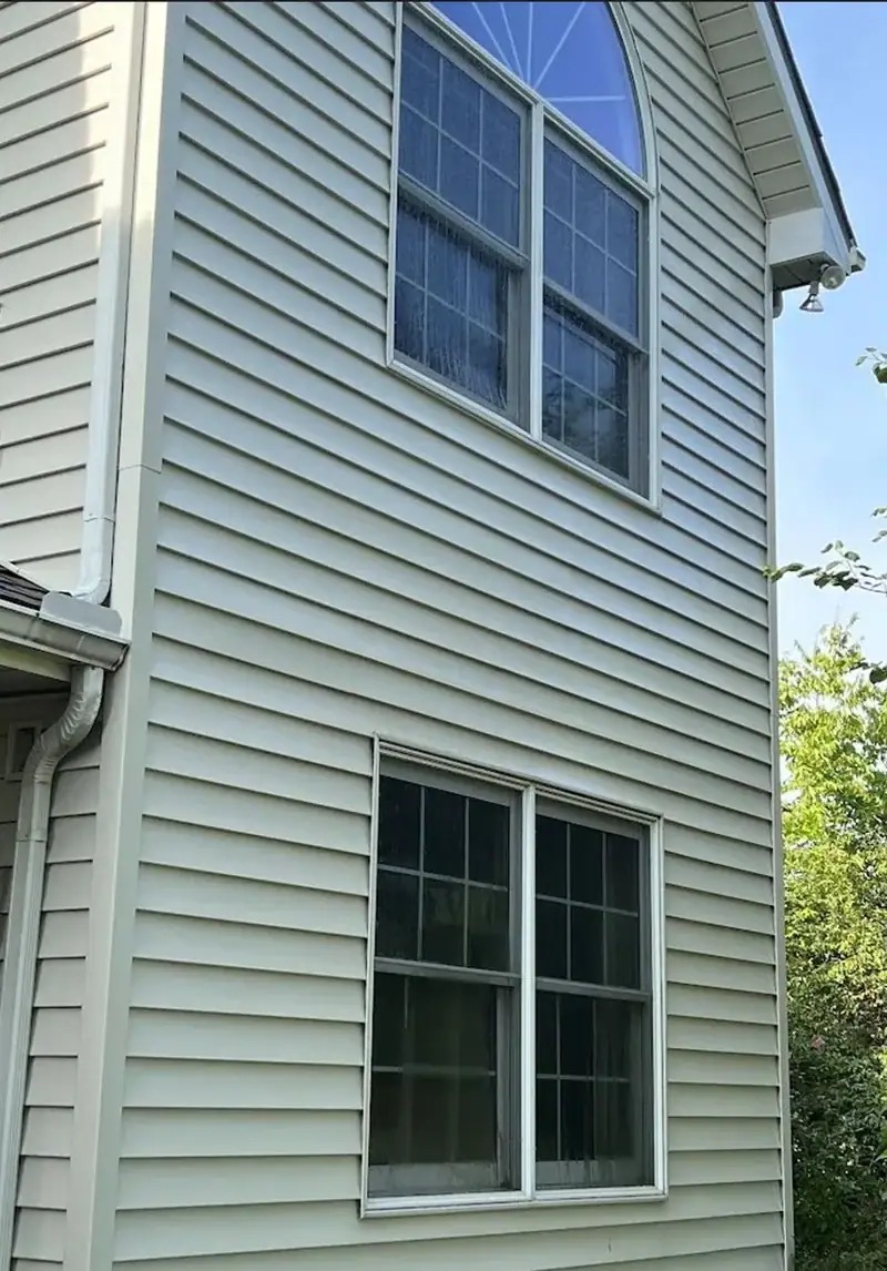 Vinyl siding after algae and mold removal by KC Splash in the Kansas City metro
